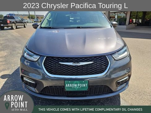 Used 2023 Chrysler Pacifica Touring-L FWD image 3