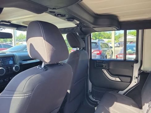 Used 2018 Jeep Wrangler Unlimited Sahara w/ Connectivity Group AWD/4WD image 12