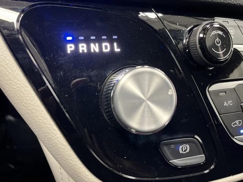 Used 2022 Chrysler Pacifica Limited w/ Uconnect Theater Family Group image 24