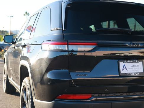 New 2025 Jeep Grand Cherokee Altitude image 9