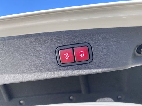 Used 2014 Mercedes-Benz E 250 BlueTEC Sedan image 18