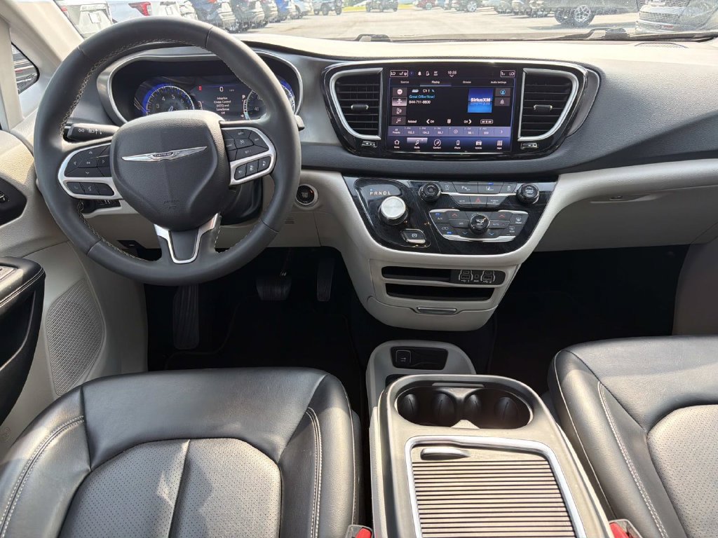 Used 2023 Chrysler Pacifica Touring-L FWD image 17