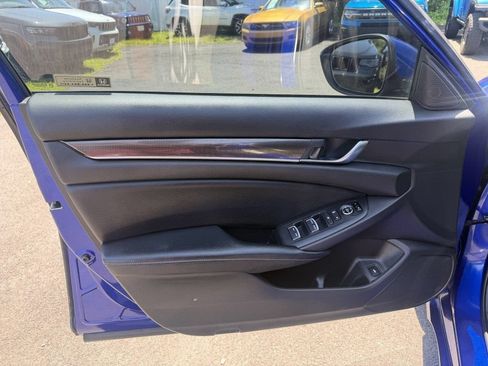 Used 2018 Honda Accord Sport image 9