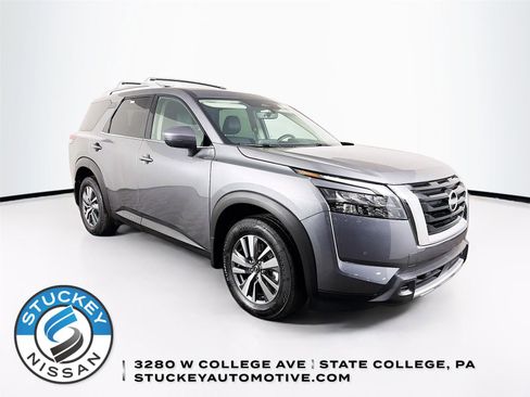 Used 2025 Nissan Pathfinder SL AWD/4WD image 1
