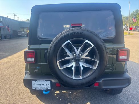 Used 2024 Jeep Wrangler Unlimited w/ Convenience Group AWD/4WD image 5