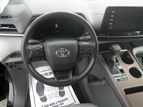 Used 2024 Toyota Sienna LE image 17