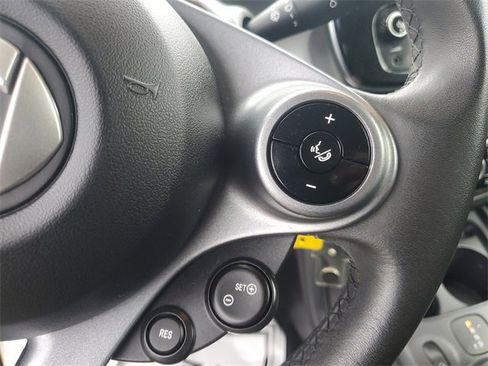 Used 2017 smart fortwo passion image 12