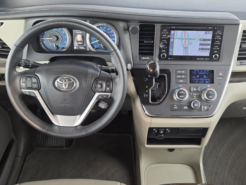 Used 2018 Toyota Sienna XLE w/ XLE Navigation Package FWD image 27