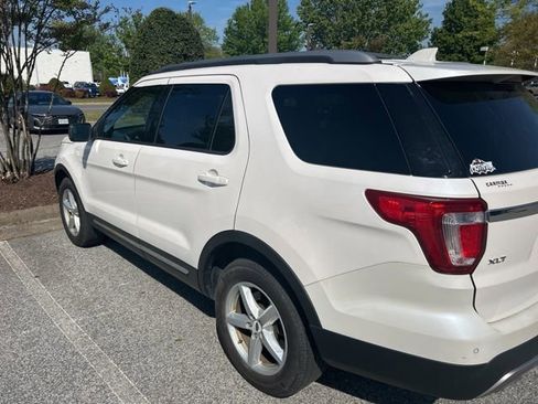 Used 2017 Ford Explorer XLT w/ Equipment Group 202A AWD/4WD image 2