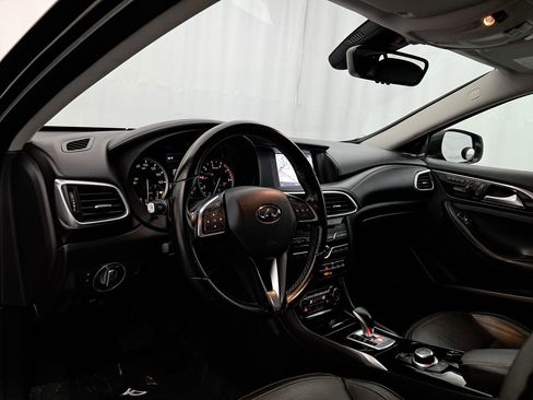 Used 2017 INFINITI QX30 Premium w/ Navigation Package image 7