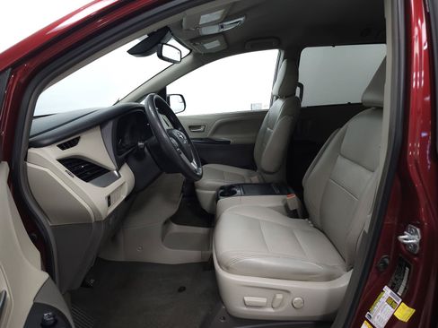 Used 2019 Toyota Sienna LE w/ Outdoor Package FWD image 4