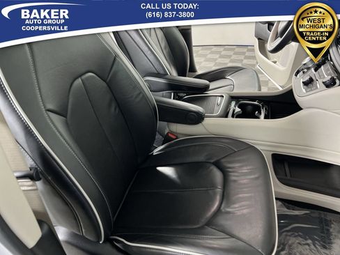 Used 2021 Chrysler Pacifica Limited w/ Uconnect Theater Family Group image 29