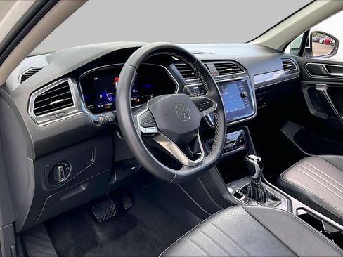 Used 2023 Volkswagen Tiguan SE w/ Panoramic Sunroof Package FWD image 16
