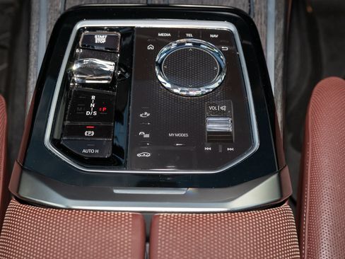 Used 2023 BMW 740i w/ Parking Assistance Package RWD image 34