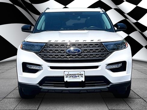Certified 2022 Ford Explorer XLT w/ Equipment Group 202A AWD/4WD image 3