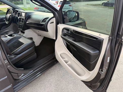 Used 2017 Dodge Grand Caravan SXT FWD image 25