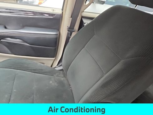 Used 2012 Chrysler Town & Country Touring FWD image 4