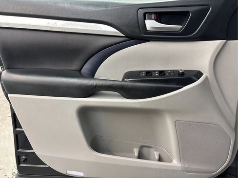 Used 2019 Toyota Highlander XLE AWD/4WD image 25