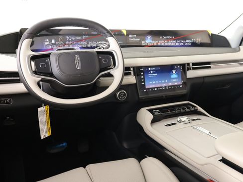 New 2026 Lincoln Navigator Premiere AWD/4WD image 2