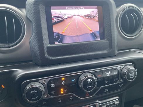 Used 2022 Jeep Gladiator Willys image 17