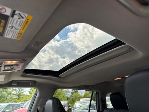 Used 2023 Toyota Highlander XLE AWD/4WD image 16
