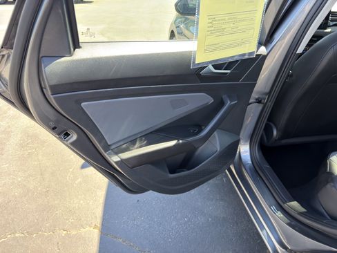 Used 2025 Volkswagen Jetta SE FWD image 17