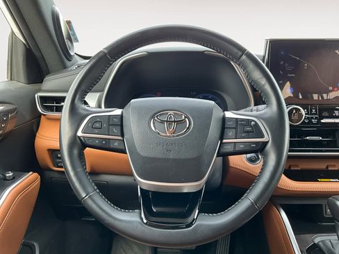 Used 2023 Toyota Highlander Platinum image 18