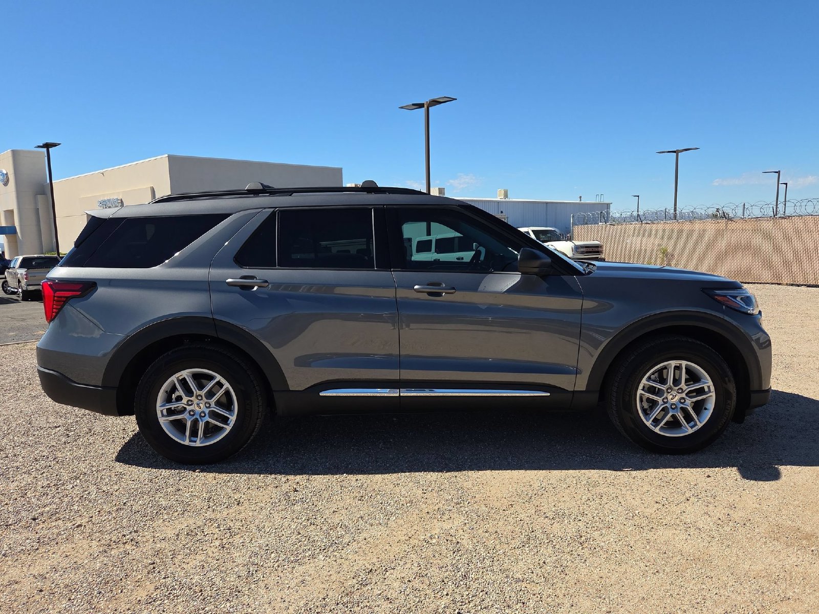 Used 2025 Ford Explorer Active w/ Active Comfort Package RWD image 4