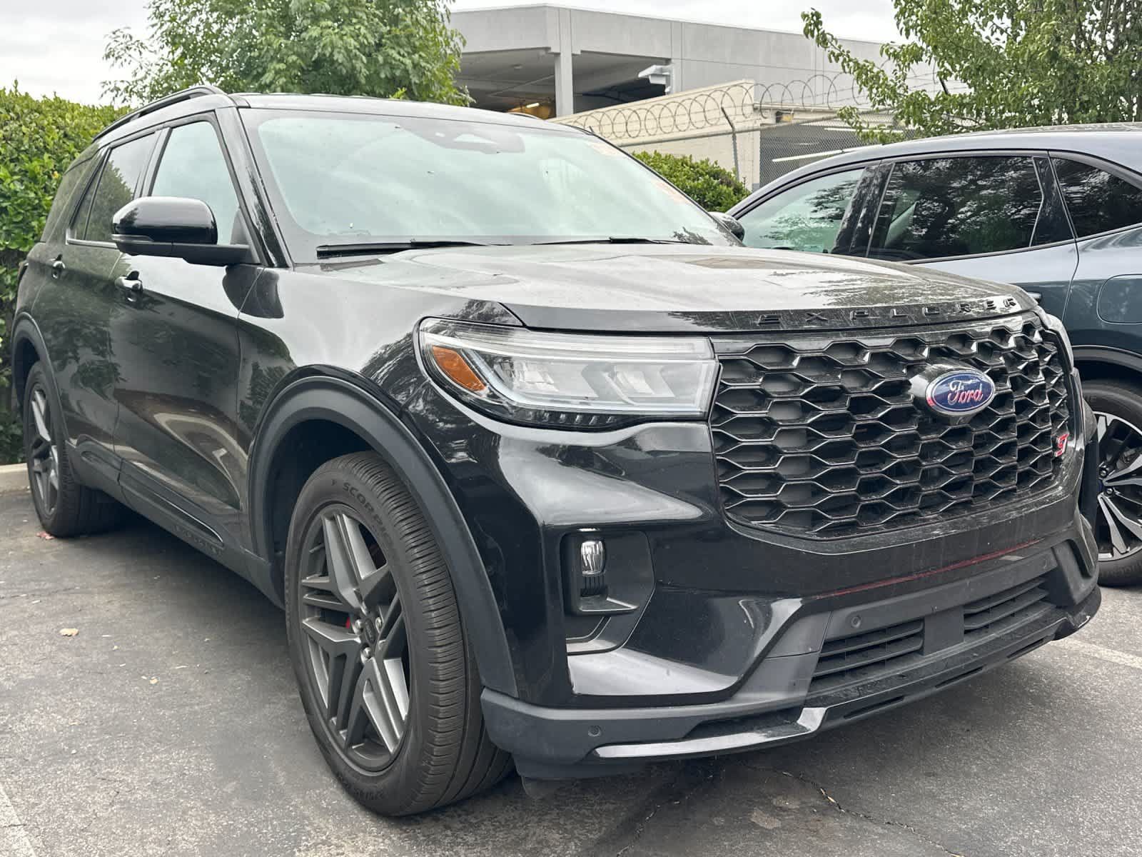 Used 2025 Ford Explorer ST RWD image 3