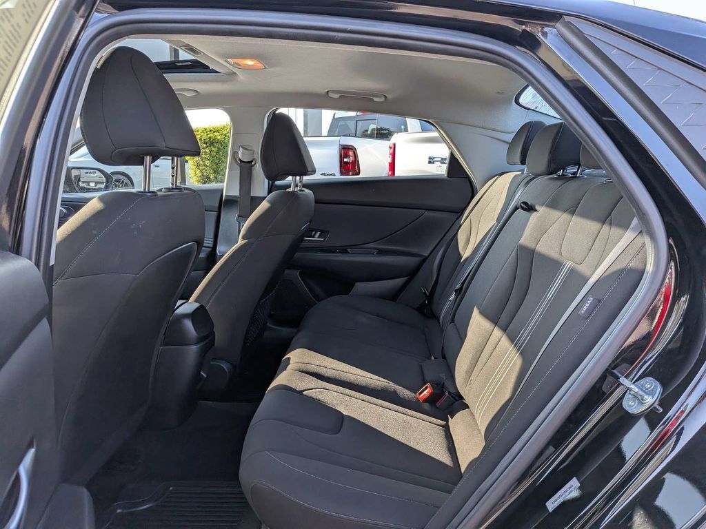 Used 2025 Hyundai Elantra SEL FWD image 12