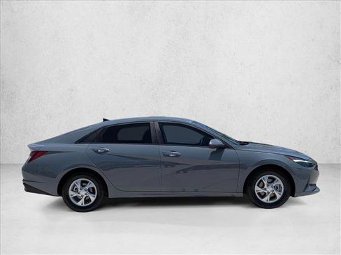Used 2022 Hyundai Elantra SE FWD image 4