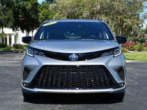 Used 2025 Toyota Sienna XSE image 40