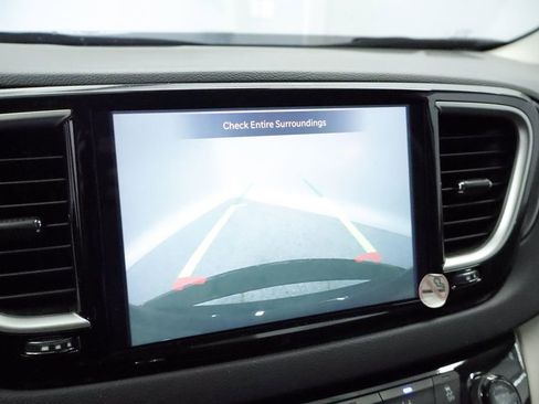 Certified 2023 Chrysler Pacifica Touring-L FWD image 36