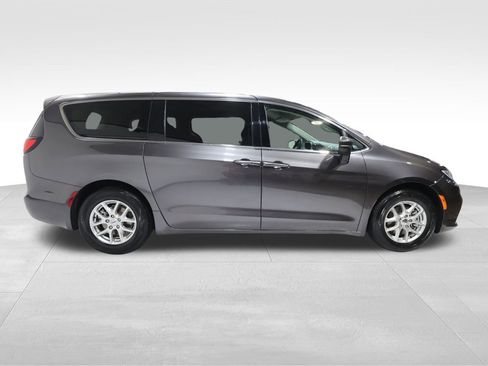 Used 2023 Chrysler Pacifica Touring-L image 5