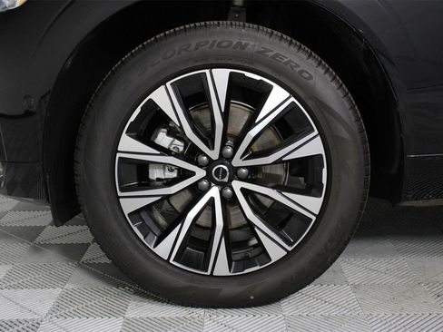 Certified 2025 Volvo XC60 B5 Plus image 28