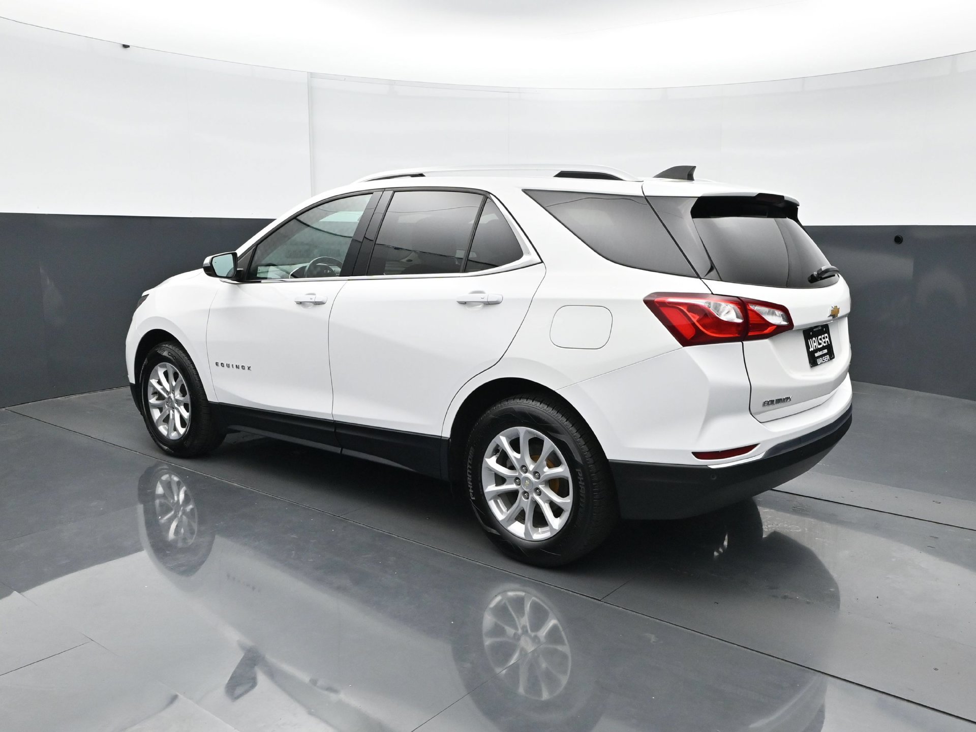 Used 2018 Chevrolet Equinox LT w/ Sun & Infotainment Package FWD image 4