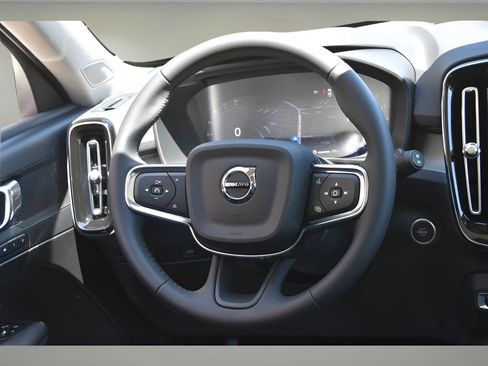 Certified 2025 Volvo XC40 B5 Plus w/ Protection Package Premier image 12