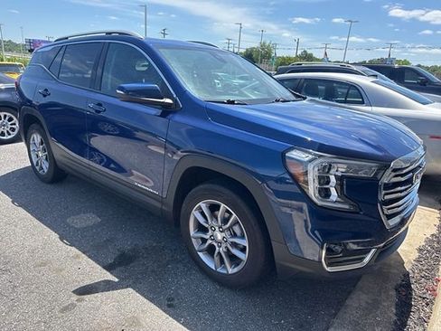 Used 2022 GMC Terrain SLT AWD/4WD image 2