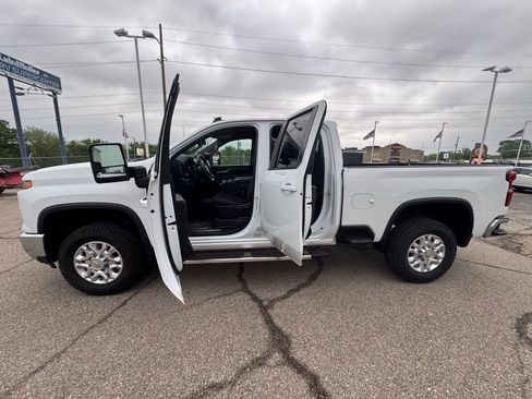 Used 2024 Chevrolet Silverado 2500 LT AWD/4WD image 4