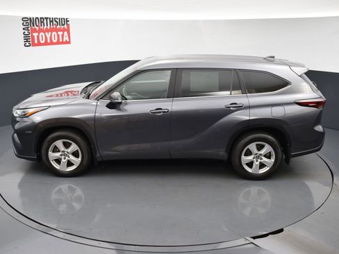 Used 2024 Toyota Highlander LE AWD/4WD image 20