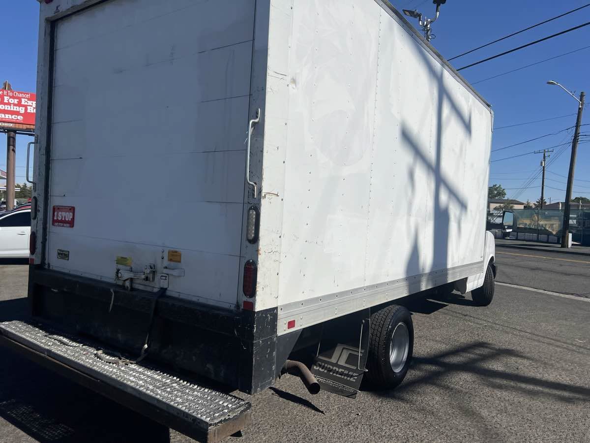 Used 2016 Chevrolet Express 3500 Extended RWD image 5