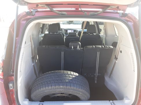 Used 2022 Chrysler Pacifica Touring-L w/ Uconnect Theater Family Group image 12