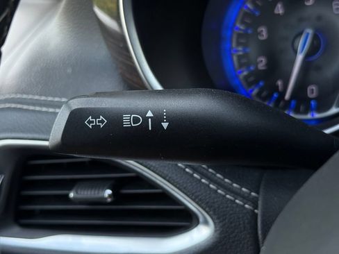 Used 2023 Chrysler Pacifica Limited FWD image 30