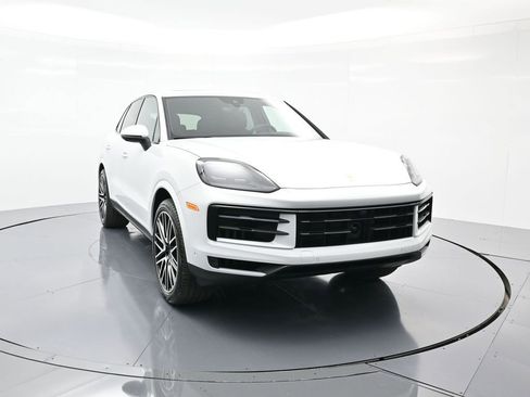 Used 2025 Porsche Cayenne AWD/4WD image 3