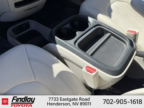 Used 2018 Chrysler Pacifica Touring-L FWD image 29