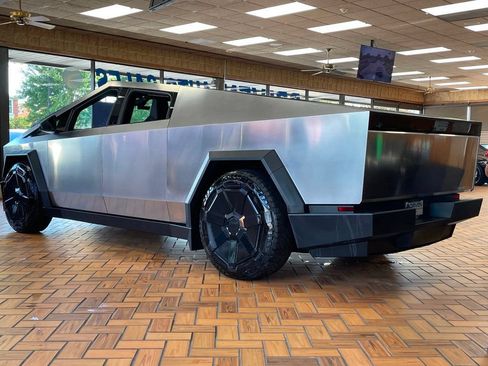 Used 2024 Tesla Cybertruck AWD Crew Cab image 6