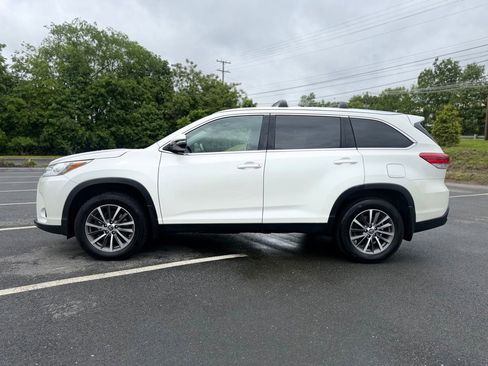 Used 2019 Toyota Highlander XLE AWD/4WD image 3