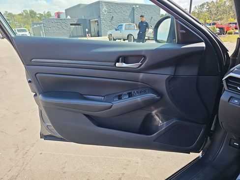 Used 2025 Nissan Altima 2.5 SV image 30