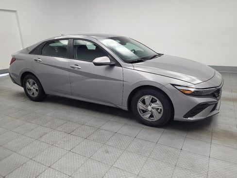 Used 2025 Hyundai Elantra SE FWD image 11