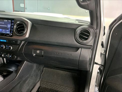 Used 2022 Toyota Tacoma TRD Sport w/ Technology Package AWD/4WD image 17